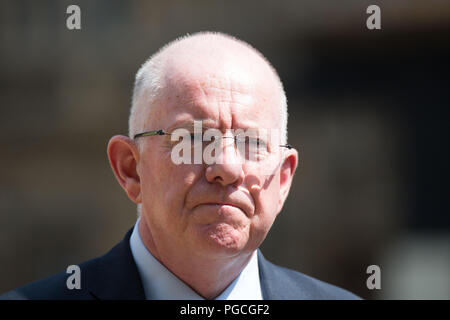 Pressekonferenz mit irischen Vertreter Herr Simon Coveney T.D., Stellvertretende Premierministerin und Ministerin für auswärtige Angelegenheiten und Handel und Herr Charles Flanagan, T.D., Minister für Gerechtigkeit und Gleichheit, nach einer Sitzung des britisch-irischen Regierungskonferenz. London, Großbritannien. Mit: Herr Charles Flanagan T.D. Minister der Justiz und der Gleichstellung Wo: London, England, Großbritannien Wann: 25 Aug 2018 Quelle: Wheatley/WANN Stockfoto