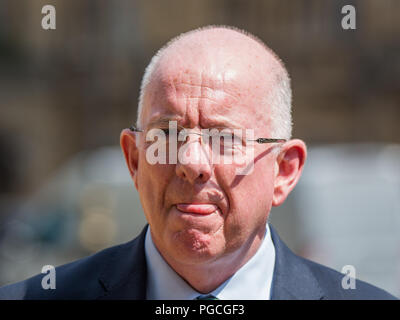 Pressekonferenz mit irischen Vertreter Herr Simon Coveney T.D., Stellvertretende Premierministerin und Ministerin für auswärtige Angelegenheiten und Handel und Herr Charles Flanagan, T.D., Minister für Gerechtigkeit und Gleichheit, nach einer Sitzung des britisch-irischen Regierungskonferenz. London, Großbritannien. Mit: Herr Charles Flanagan T.D. Minister der Justiz und der Gleichstellung Wo: London, England, Großbritannien Wann: 25 Aug 2018 Quelle: Wheatley/WANN Stockfoto