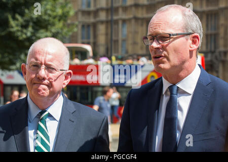 Pressekonferenz mit irischen Vertreter Herr Simon Coveney T.D., Stellvertretende Premierministerin und Ministerin für auswärtige Angelegenheiten und Handel und Herr Charles Flanagan, T.D., Minister für Gerechtigkeit und Gleichheit, nach einer Sitzung des britisch-irischen Regierungskonferenz. London, Großbritannien. Mit: Herr Charles Flanagan T.D. Minister für Justiz und Gleichberechtigung, Herr Simon Coveney T.D. Stellvertretende Premierministerin und Ministerin für auswärtige Angelegenheiten und Handel Wo: London, England, Großbritannien Wann: 25 Aug 2018 Quelle: Wheatley/WANN Stockfoto