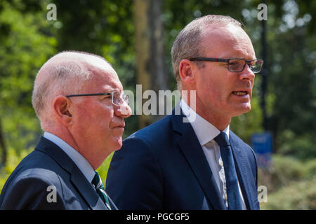 Pressekonferenz mit irischen Vertreter Herr Simon Coveney T.D., Stellvertretende Premierministerin und Ministerin für auswärtige Angelegenheiten und Handel und Herr Charles Flanagan, T.D., Minister für Gerechtigkeit und Gleichheit, nach einer Sitzung des britisch-irischen Regierungskonferenz. London, Großbritannien. Mit: Herr Charles Flanagan T.D. Minister für Justiz und Gleichberechtigung, Herr Simon Coveney T.D. Stellvertretende Premierministerin und Ministerin für auswärtige Angelegenheiten und Handel Wo: London, England, Großbritannien Wann: 25 Aug 2018 Quelle: Wheatley/WANN Stockfoto