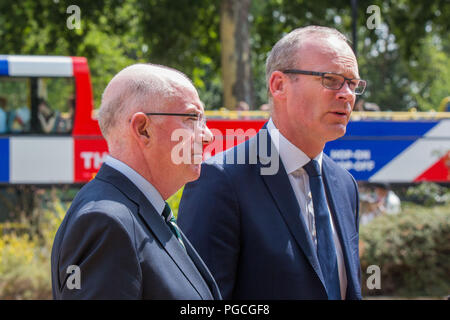 Pressekonferenz mit irischen Vertreter Herr Simon Coveney T.D., Stellvertretende Premierministerin und Ministerin für auswärtige Angelegenheiten und Handel und Herr Charles Flanagan, T.D., Minister für Gerechtigkeit und Gleichheit, nach einer Sitzung des britisch-irischen Regierungskonferenz. London, Großbritannien. Mit: Herr Charles Flanagan T.D. Minister für Justiz und Gleichberechtigung, Herr Simon Coveney T.D. Stellvertretende Premierministerin und Ministerin für auswärtige Angelegenheiten und Handel Wo: London, England, Großbritannien Wann: 25 Aug 2018 Quelle: Wheatley/WANN Stockfoto