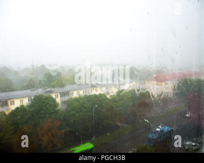 Spuren von getrockneten Tropfen des schmutzigen Wassers auf das Glas. Stockfoto