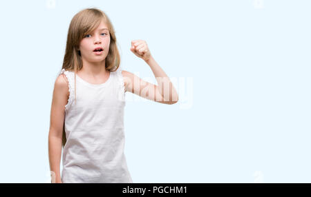 Junge blonde Kleinkind genervt und frustriert schrie mit Zorn, verrückt und schreien mit erhobener Hand, Wut Konzept Stockfoto