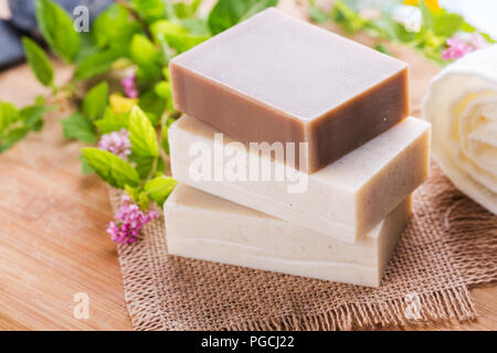 Wunderschöne Spa Einrichtung mit handgefertigten Seife Stockfoto