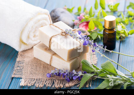 Handgemachte Seife Bars. Selbstgemachte Seife mit Lavendel Blumen Stockfoto