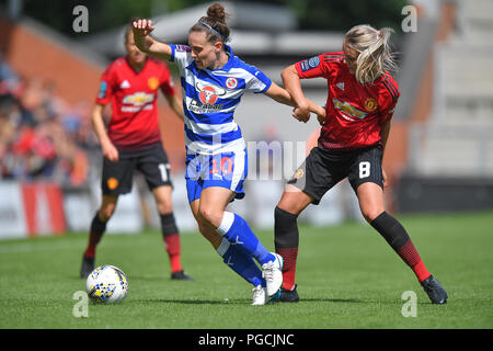 Mollie Green von Manchester United und Lauren Bruton von Reading kämpfen während des Continental Tires Cup, dem Spiel der Gruppe 2 North im Leigh Sports Village, um den Ball. Stockfoto