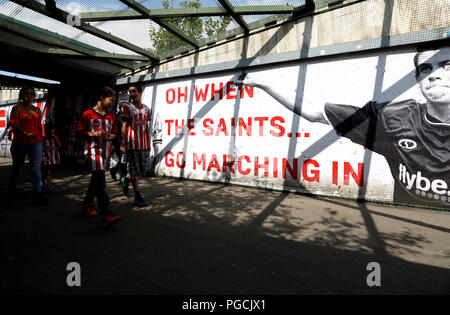 Southampton Fans machen sich auf den Weg zum Stadion während der Premier League Spiel im St. Mary's Stadium, Southampton. Stockfoto