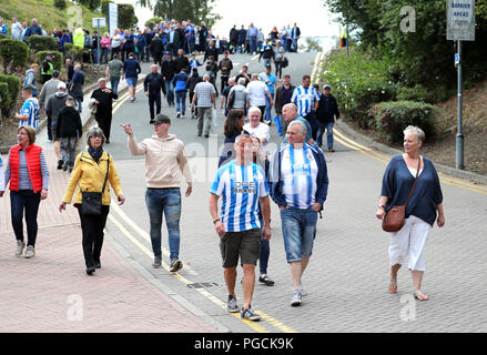 Huddersfield Town Fans machen sich auf den Weg zum Stadion vor der Premier League Match am John Smith's Stadion, Huddersfield. Stockfoto