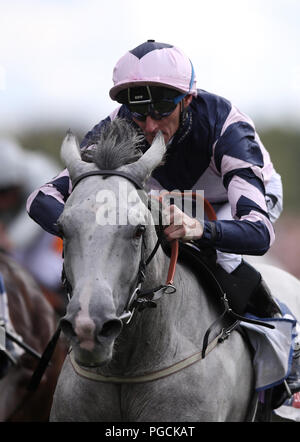 Herr glitzert geritten von Daniel Tudhope gewinnt den Sky Bet und Symphony Gruppe Strensall Stangen vor Mustashry geritten von Jim Crowleyduring Sky Bet Ebor Tag der Yorkshire Ebor Festival an der Rennbahn von York. Stockfoto