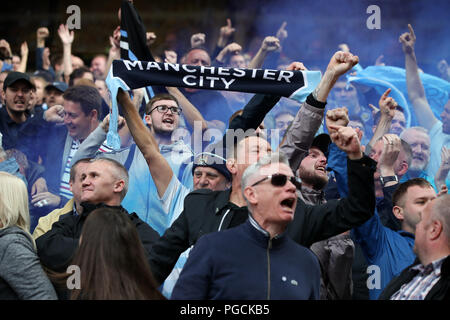 Manchester City Fans während der Premier League Spiel im Molineux, Wolverhampton. Stockfoto