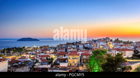 Ende der Goldenen Stunde Blick auf erstaunliche Neos Marmaras Stadtbild und fernen Turtle Island in Griechenland Stockfoto