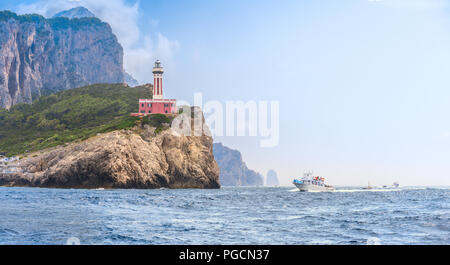 Ein Blick auf die Punta Carena Leuchtturm, auf der Insel Capri im Hintergrund der Felsen der Faraglioni gesehen werden kann Stockfoto