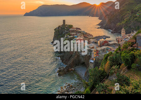 Vernazza in Chinque Terre bei Sonnenuntergang Stockfoto