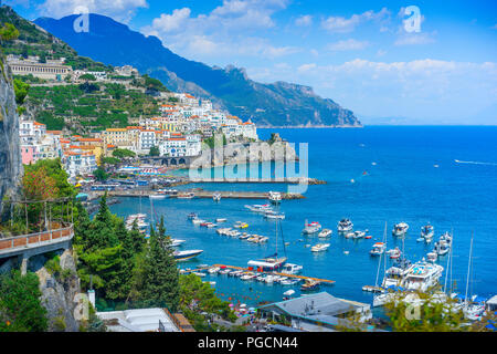 Die Stadt Amalfi an der Amalfiküste in der italienischen Region Kampanien, am Kliff im typischen Stil erbaut für den Bereich Stockfoto