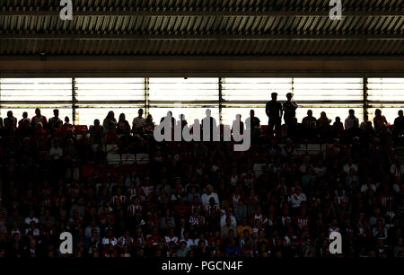 Fans auf den Tribünen während der Premier League Spiel im St. Mary's Stadium, Southampton. Stockfoto