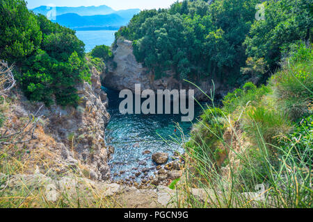 Ein natürlicher Pool "Bagni della Regina Giovanna, in der Nähe von Sorrent in Italien ist ein beliebtes Schwimmen Loch für lokale und adventuous Urlauber Stockfoto