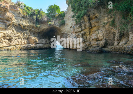 Ein natürlicher Pool "Bagni della Regina Giovanna, in der Nähe von Sorrent in Italien ist ein beliebtes Schwimmen Loch für lokale und adventuous Urlauber Stockfoto