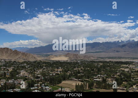 Schönen Leh Stadt im Himalaya Gebirge, Schön mit blauem Himmel und weißen Wolken. Stockfoto