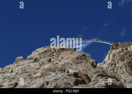 Buddhistische flags Flying High auf Bergspitzen, Beschleunigung Nachrichten von Glück und Wohlstand. Das Bild ist gut komponiert mit Berg, Sky und Fahnen. Stockfoto