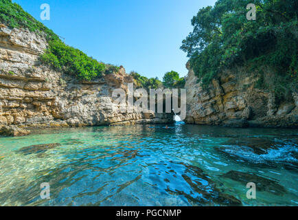 Ein natürlicher Pool "Bagni della Regina Giovanna, in der Nähe von Sorrent in Italien ist ein beliebtes Schwimmen Loch für lokale und adventuous Urlauber Stockfoto