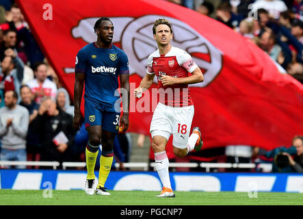 Von Arsenal Nacho Monreal feiert ersten Ziel seiner Seite des Spiels zählen während der Premier League Match im Emirates Stadium, London. Stockfoto