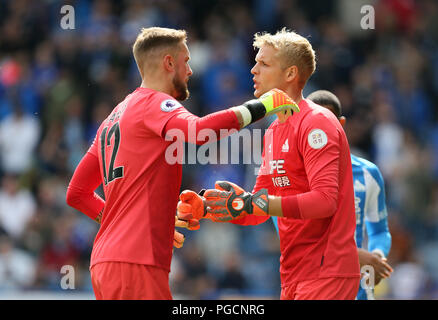 Huddersfield Town Torwart Ben Hamer (links) und Jonas Lossl (rechts) während der Premier League Match am John Smith's Stadion, Huddersfield. Stockfoto