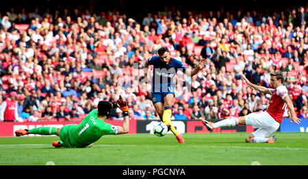 West Ham United Robert Snodgrass (Mitte) hat eine Chance auf Ziel während der Premier League Match im Emirates Stadium, London. Stockfoto