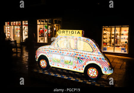 Bicester Village bei Nacht Stockfoto
