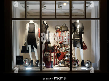 Schaufenster im Bicester Village, nachts Stockfoto