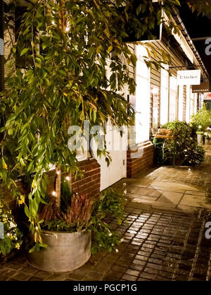 Bicester Village bei Nacht Stockfoto