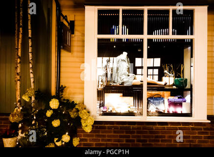 Bicester Village bei Nacht Stockfoto