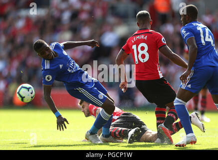 Von Leicester City Kelechi Iheanacho (links) und Southampton Mario Lemina (rechts) in Aktion während der Premier League Spiel im St. Mary's Stadium, Southampton. Stockfoto