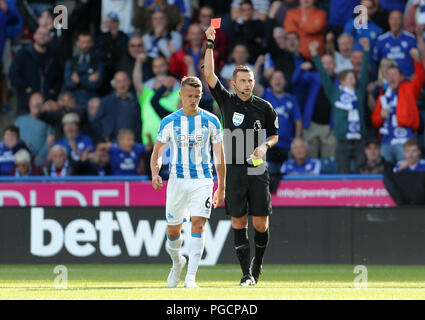 Die Huddersfield Town Jonathan Hogg (links) erhält eine rote Karte vom Schiedsrichter Michael Oliver während der Premier League Match am John Smith's Stadion, Huddersfield. Stockfoto