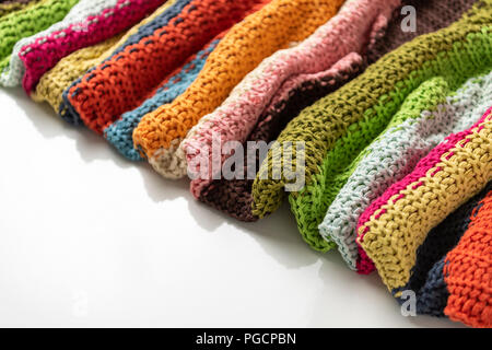 Wolldecke, bunt, aus Gewirken große chunky Garn. Nahaufnahme der gestrickte Decke auf weißen Hintergrund. Stockfoto