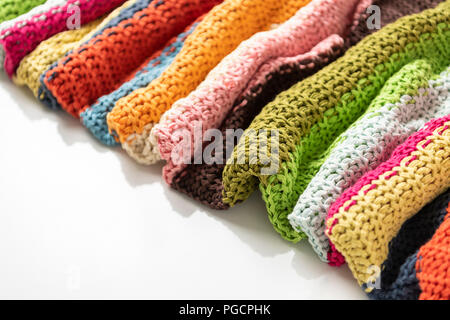 Wolldecke, bunt, aus Gewirken große chunky Garn. Nahaufnahme der gestrickte Decke auf weißen Hintergrund. Stockfoto