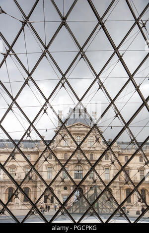 Louvre Museum hinter Windows, Paris, Frankreich Stockfoto