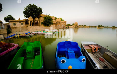 Typische Architektur und Menschen von Gadi Sagar See in Jaisalmer, Rajasthan, Indien Stockfoto