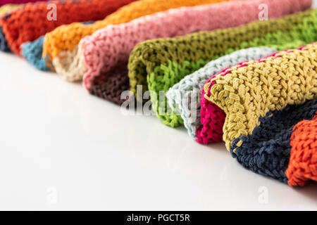 Wolldecke, bunt, aus Gewirken große chunky Garn. Nahaufnahme der gestrickte Decke auf weißen Hintergrund. Stockfoto