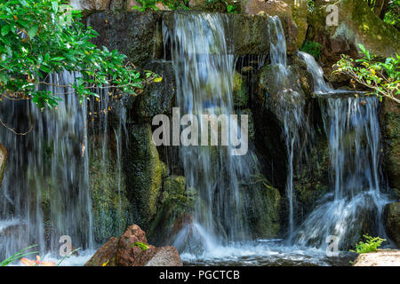 Kleiner Wasserfall über Moos bedeckt Felsen, Slow Shutter Speed-Florida, USA Stockfoto