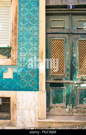Schöne und charakteristische Fassaden mit Azulejos. Lissabon, Portugal Stockfoto
