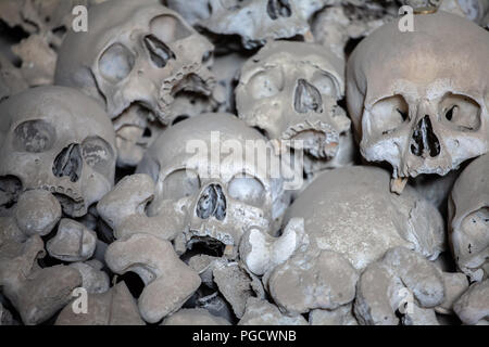 Nahaufnahme von menschlichen Schädeln in Fontanelle Friedhof in Neapel. Stockfoto