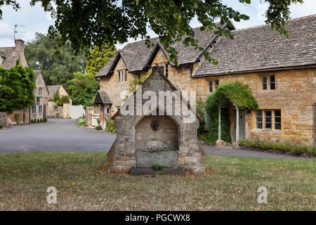 Lower Slaughter, Großbritannien - 9 August 2018: Dieses malerische Dorf sitzt neben dem kleinen Auge stream Stockfoto