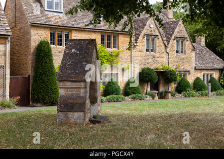 Lower Slaughter, Großbritannien - 9 August 2018: Dieses malerische Dorf sitzt neben dem kleinen Auge stream Stockfoto