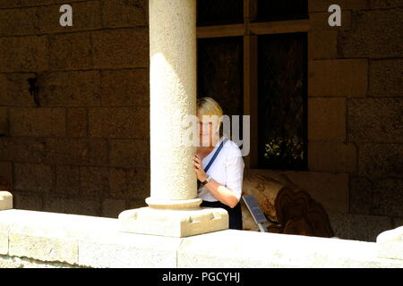 Schüchtern reife Lady im alten Gebäude Stockfoto