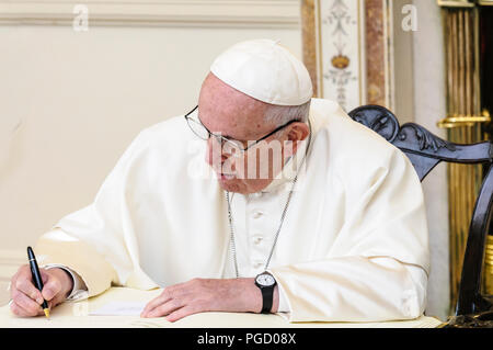 Dublin, Irland. 25/08/2018 - Papst Franziskus zeichen Buch des Besuchers als er nach Irland begrüßt wird durch die irische Präsidentin, Michael D. Higgins, und seine Frau Sabina, bei den Aras eine Uachtarain (Präsident des offiziellen Wohnsitz). Stockfoto