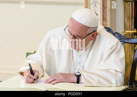 Dublin, Irland. 25/08/2018 - Papst Franziskus zeichen Buch des Besuchers als er nach Irland begrüßt wird durch die irische Präsidentin, Michael D. Higgins, und seine Frau Sabina, bei den Aras eine Uachtarain (Präsident des offiziellen Wohnsitz). Stockfoto