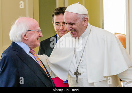 Dublin, Irland. 25/08/2018 - Papst Francis ist in Irland Die irische Präsident, Michael D. Higgins begrüßt, und seine Frau Sabina, bei den Aras eine Uachtarain (Präsident des offiziellen Wohnsitz). Stockfoto