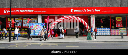 Holz Grün. London. UK. 25 Aug 2018 - Neue Discounter, Poundstretcher öffnet in Wood Green, nördlich von London. Es ersetzt Poundworld Extra, die in Verwaltung und geschlossen im letzten Monat. Credit: Dinendra Haria/Alamy leben Nachrichten Stockfoto