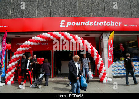 Holz Grün. London. UK. 25 Aug 2018 - Neue Discounter, Poundstretcher öffnet in Wood Green, nördlich von London. Es ersetzt Poundworld Extra, die in Verwaltung und geschlossen im letzten Monat. Credit: Dinendra Haria/Alamy leben Nachrichten Stockfoto