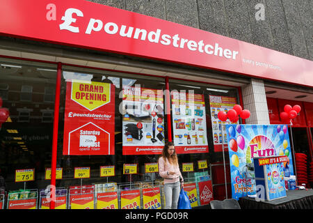 Holz Grün. London. UK. 25 Aug 2018 - Neue Discounter, Poundstretcher öffnet in Wood Green, nördlich von London. Es ersetzt Poundworld Extra, die in Verwaltung und geschlossen im letzten Monat. Credit: Dinendra Haria/Alamy leben Nachrichten Stockfoto